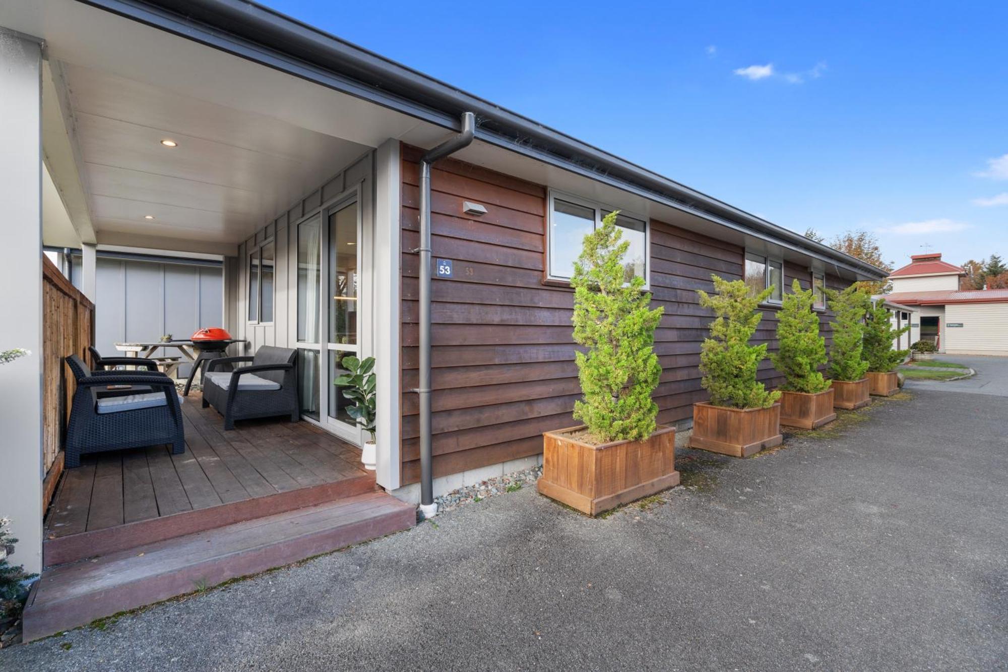 Tasman Holiday Parks - Te Anau Dış mekan fotoğraf A typical villa at the park