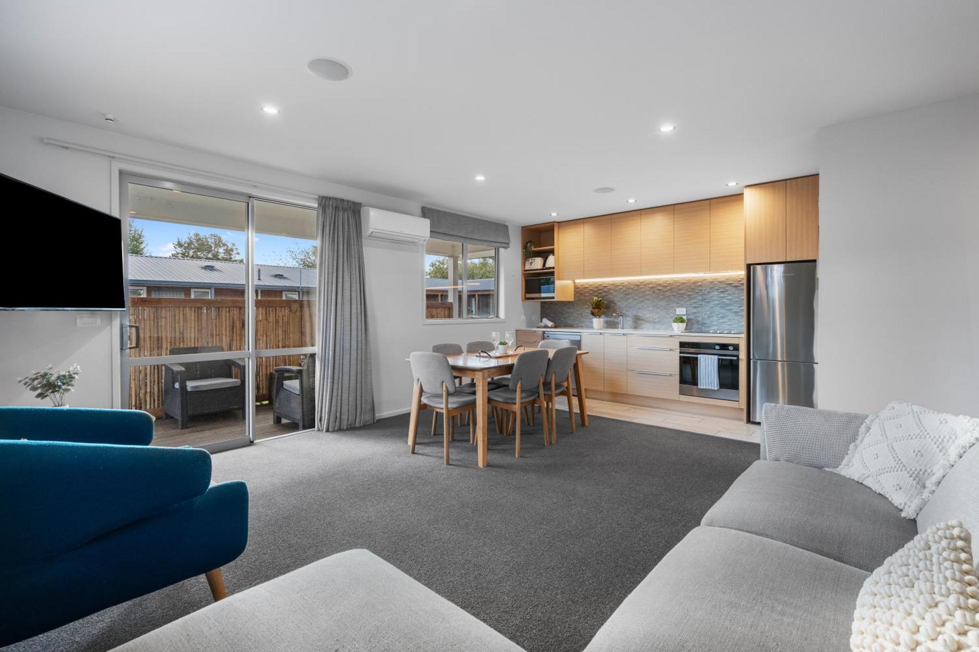 Tasman Holiday Parks - Te Anau Dış mekan fotoğraf A staged apartment at the Village