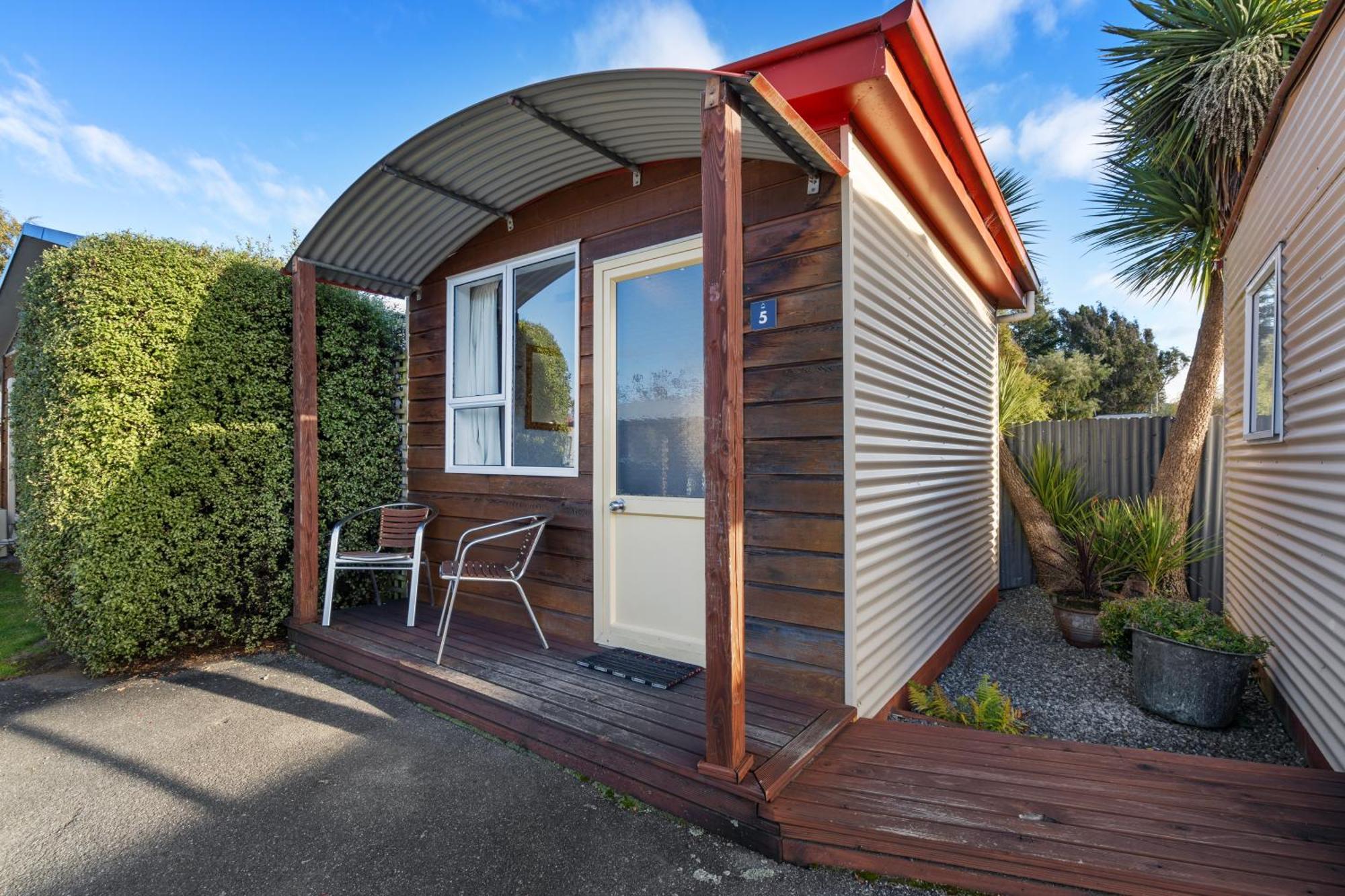 Tasman Holiday Parks - Te Anau Dış mekan fotoğraf A bach in Wellington, New Zealand