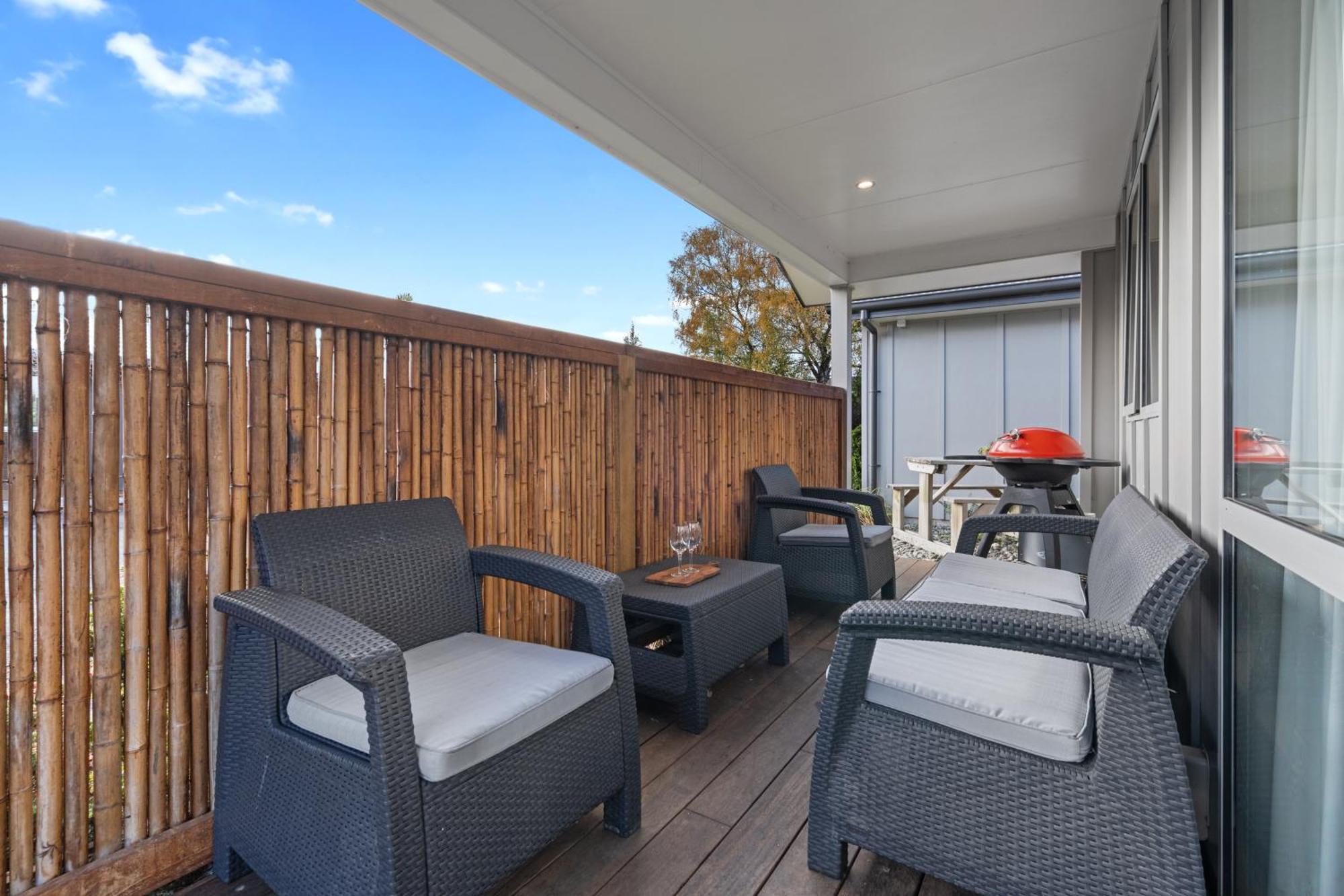 Tasman Holiday Parks - Te Anau Dış mekan fotoğraf A balcony