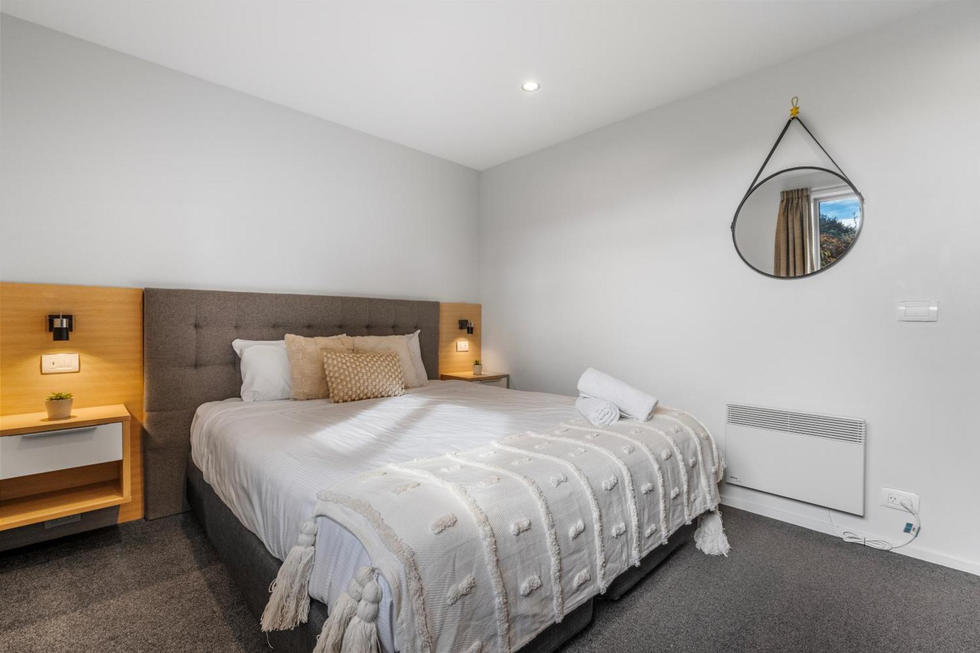 Tasman Holiday Parks - Te Anau Dış mekan fotoğraf A bedroom in a modern house