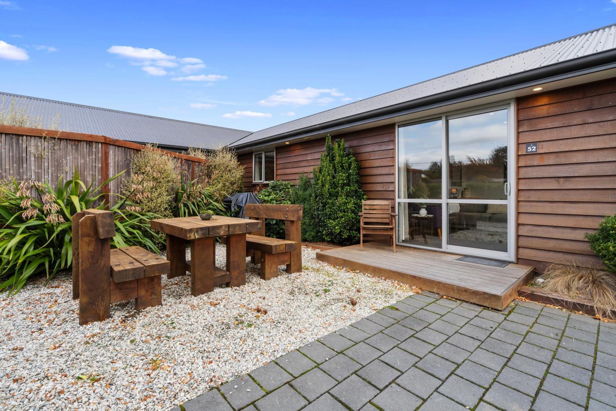 Tasman Holiday Parks - Te Anau Dış mekan fotoğraf A house in the suburb of Flat Bush, Auckland, New Zealand.